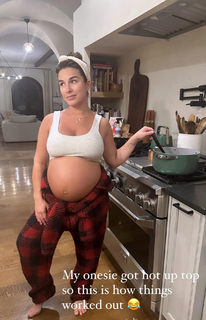 Jessie James Decker feet photo thumbnail