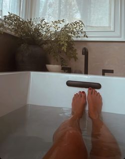 Jessie James Decker feet photo thumbnail