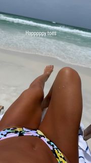 Jessie James Decker feet photo 4