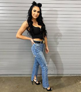 Jessie McKay feet photo thumbnail