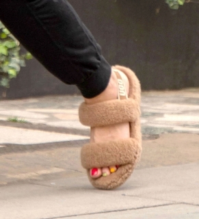 Jessie Wallace feet photo 6