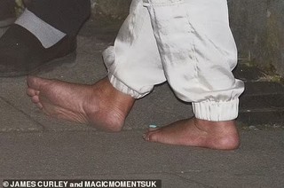 Jessie Wallace feet photo 9
