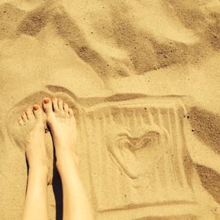 Jessy Schram feet photo thumbnail