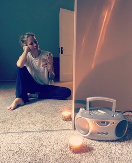 Jessy Schram feet photo thumbnail