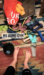 Jessy Schram feet photo thumbnail