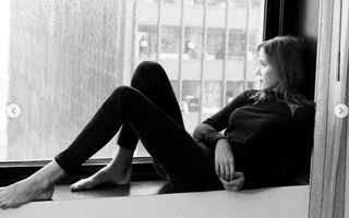 Jessy Schram feet photo thumbnail
