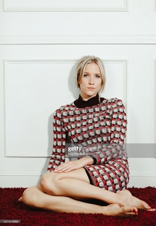 Jessy Schram feet photo thumbnail