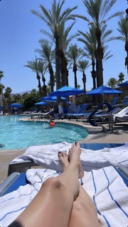 Jessy Schram feet photo thumbnail