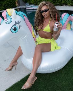 Jesy Nelson feet photo thumbnail