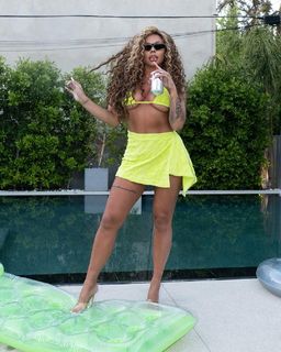 Jesy Nelson feet photo thumbnail