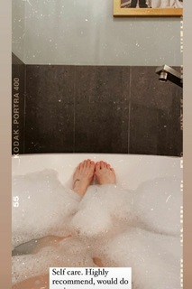 Jewel Staite feet photo thumbnail