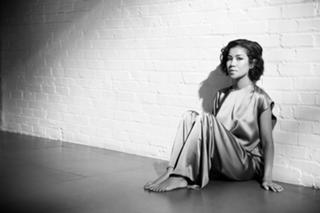 Jhené Aiko feet photo thumbnail
