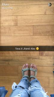 Jhené Aiko feet photo thumbnail