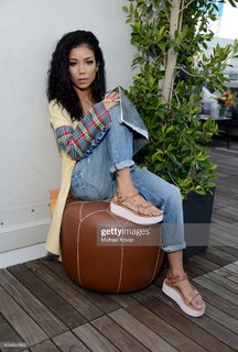 Jhené Aiko feet photo thumbnail