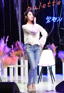 Ji-eun Lee feet photo thumbnail