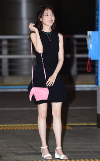 Ji-eun Lee feet photo thumbnail