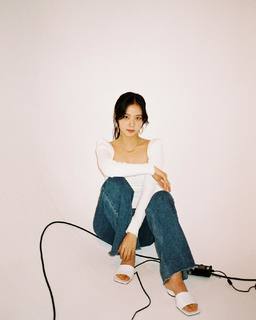 Ji-soo Kim feet photo thumbnail