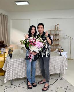 Ji-soo Kim feet photo thumbnail