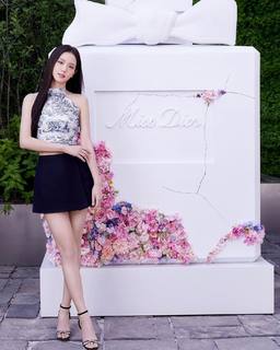Ji-soo Kim feet photo thumbnail