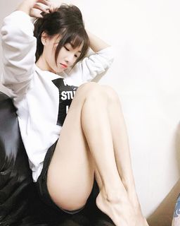 Jiaying Zhang feet photo 2