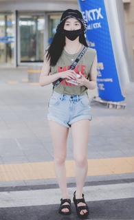 Jieqiong Zhou feet photo 11