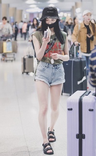 Jieqiong Zhou feet photo 10