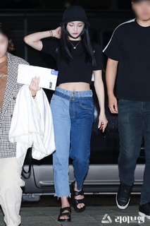 Jieqiong Zhou feet photo 9