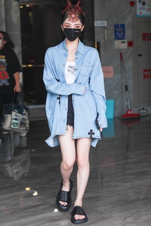 Jieqiong Zhou feet photo 2