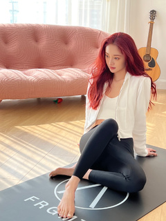 Jieqiong Zhou feet photo 3
