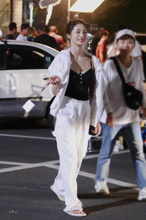 Jieqiong Zhou feet photo 12