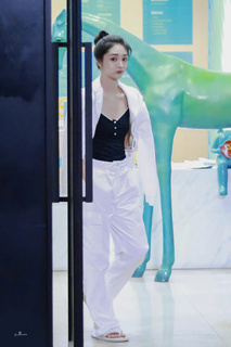 Jieqiong Zhou feet photo 10