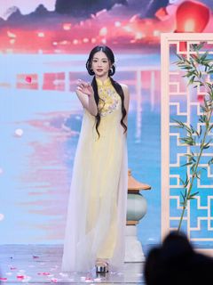 Jieqiong Zhou feet photo 1
