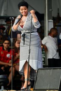 Jill Scott feet photo thumbnail