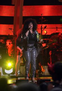 Jill Scott feet photo thumbnail