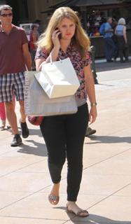 Jillian Bell feet photo thumbnail