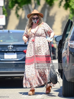 Jillian Bell feet photo thumbnail