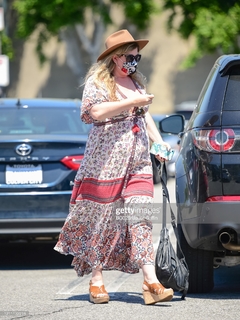 Jillian Bell feet photo thumbnail