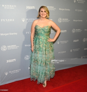 Jillian Bell feet photo thumbnail