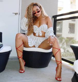 Jilly Anais feet photo thumbnail