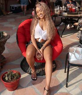 Jilly Anais feet photo thumbnail