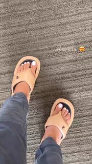 Jilly Anais feet photo thumbnail