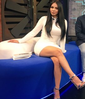 Jimena Sánchez feet photo thumbnail