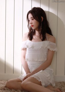Jingyi Ju feet photo 4