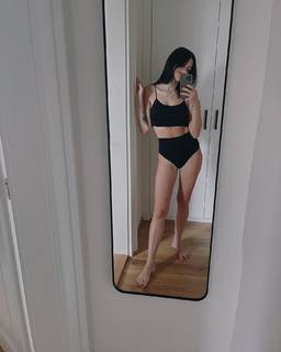 Jitka Boho feet photo 1