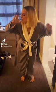JoJo feet photo thumbnail