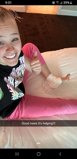 JoJo Siwa feet photo thumbnail