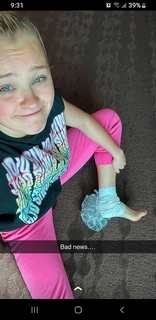 JoJo Siwa feet photo thumbnail