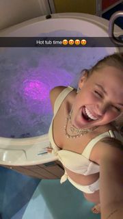 JoJo Siwa feet photo 2