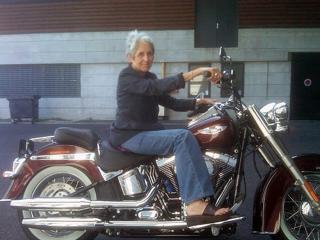 Joan Baez feet photo 15