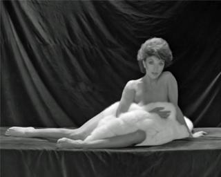 Joan Collins feet photo thumbnail